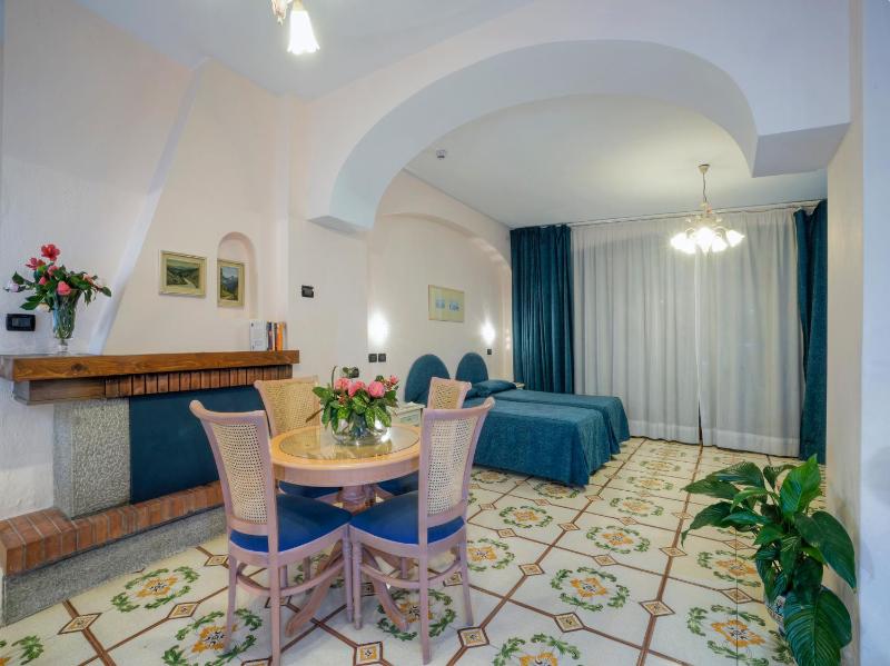 Superior Triple Room with Sea View image 4