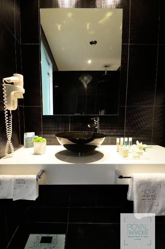 Double or Twin Room with Garden View image 2