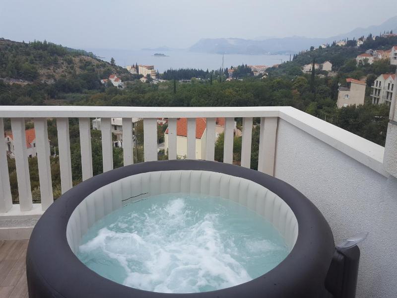 Three-Bedroom Apartment - Penthouse with Hot Tub image 1