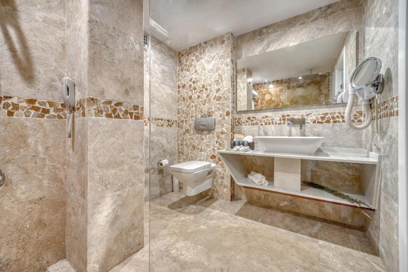 Deluxe Double Room with Sea View image 2