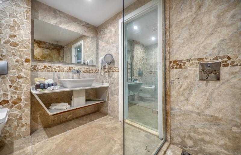 Deluxe Double Room with Sea View image 3