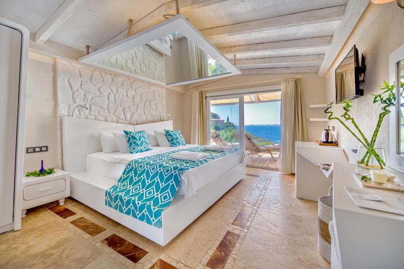 Double Room with Balcony and Sea View image 1