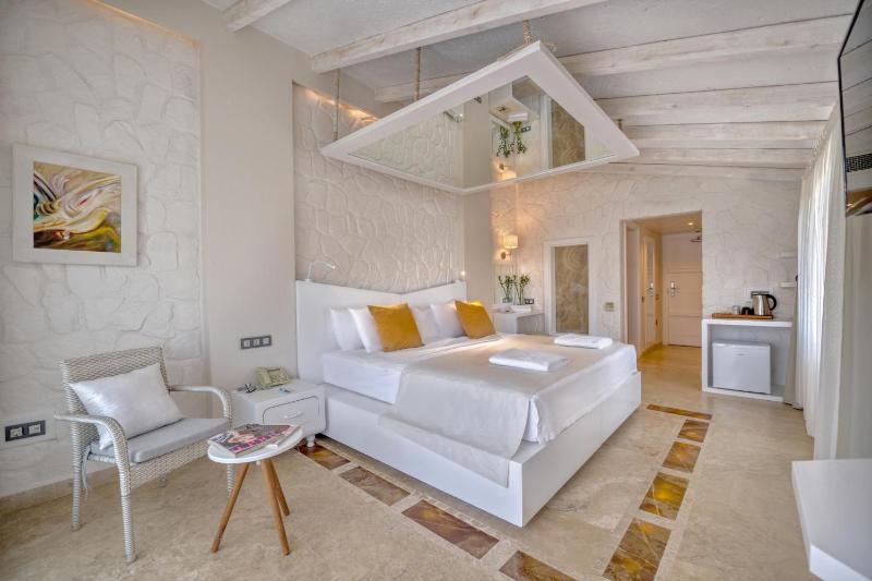 Double Room with Balcony and Sea View image 4