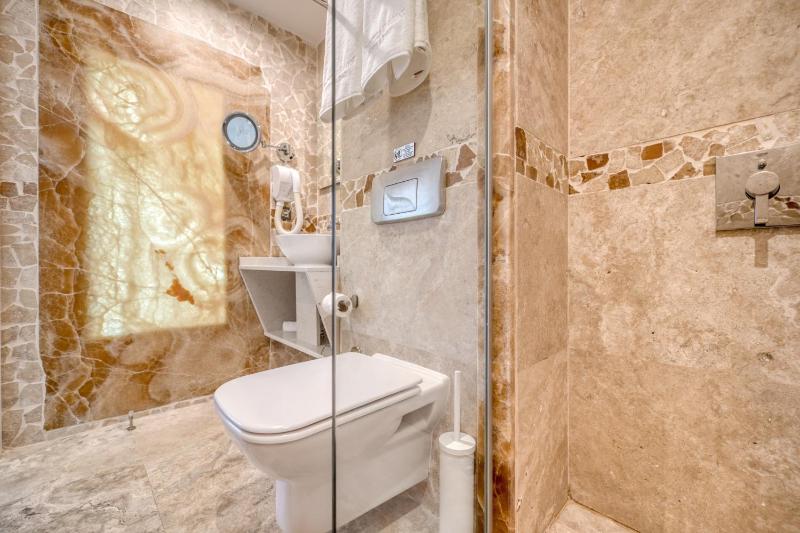 Double Room with Balcony and Sea View image 2