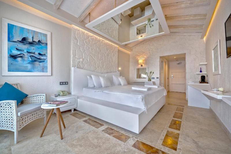 Double Room with Balcony and Sea View image 3
