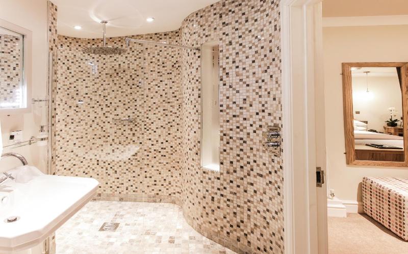 Classic Double or Twin Room image 3