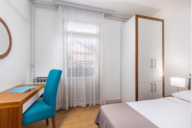 Standard Single Room image 3