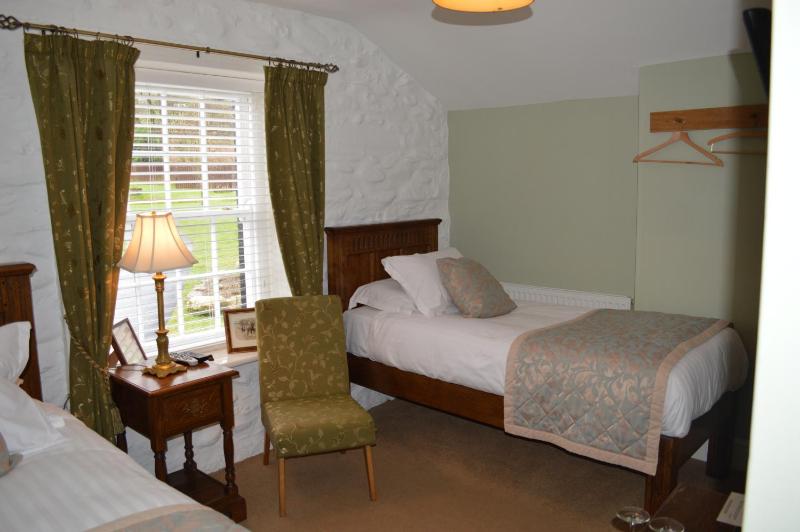 Twin Room image 3