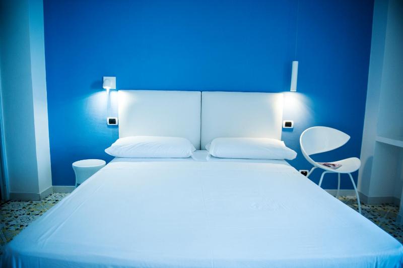 Classic Double Room with Sea View image 4