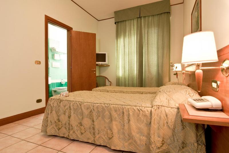 Classic Double or Twin Room image 4