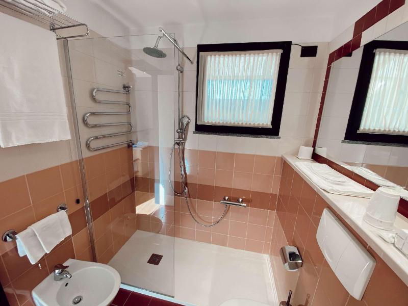 Standard Twin Room image 1
