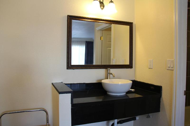 King Suite with Spa Bath image 3