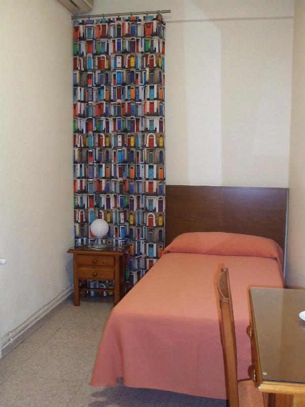 Single Room image 3