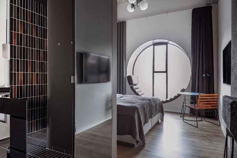 Deluxe Double Room With Round Window image 2