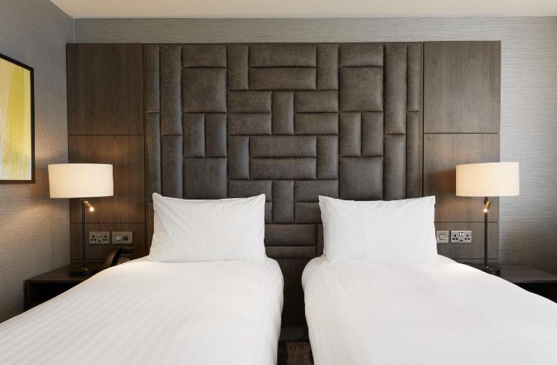 Premium Twin Room image 2