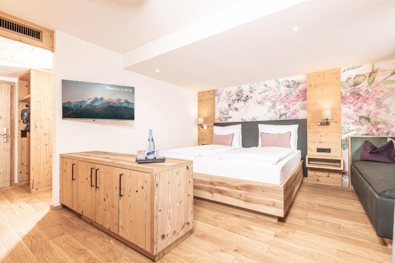 Deluxe Double Room image 1
