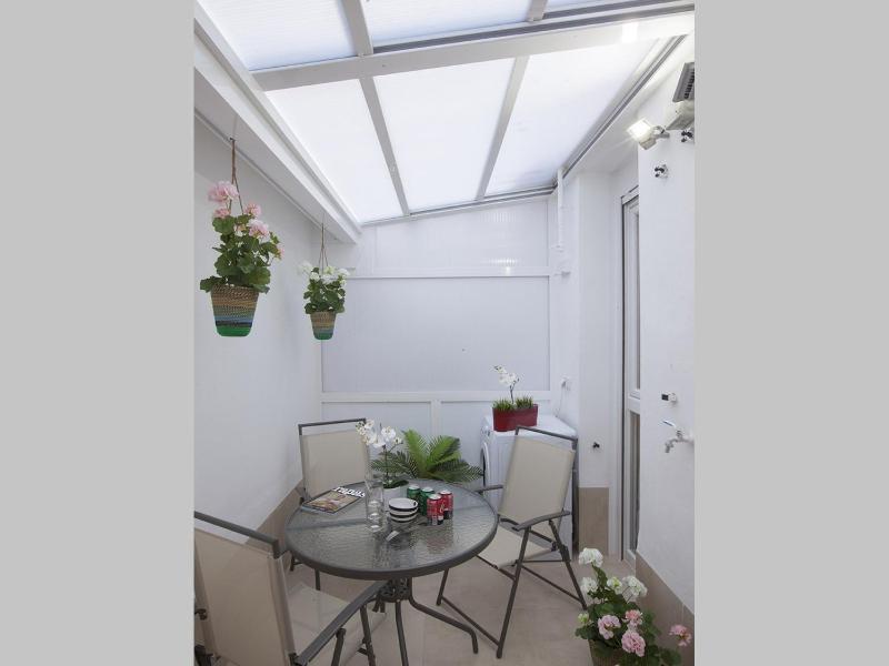 Studio Apartment V image 3