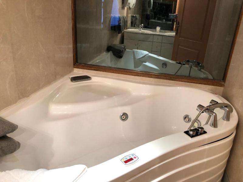 Suite with Spa Bath image 3