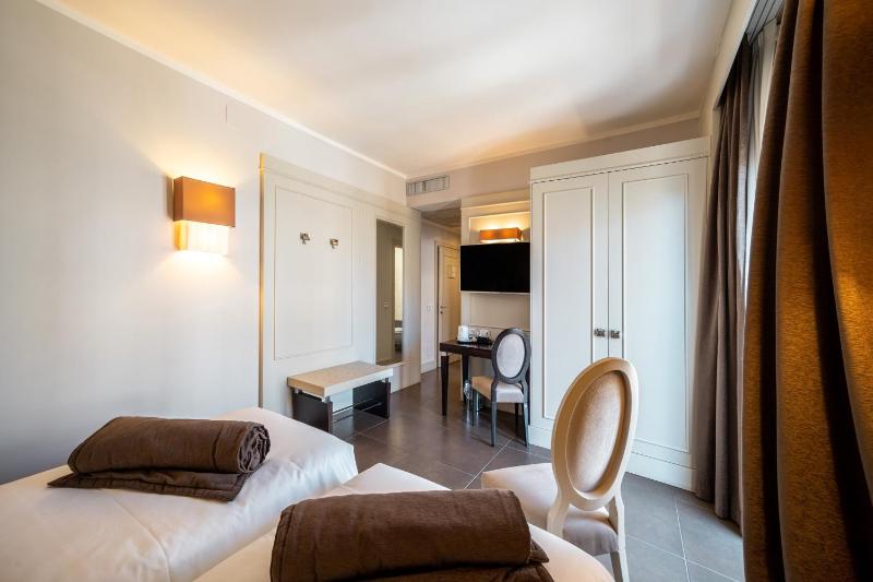Classic Twin Room image 3