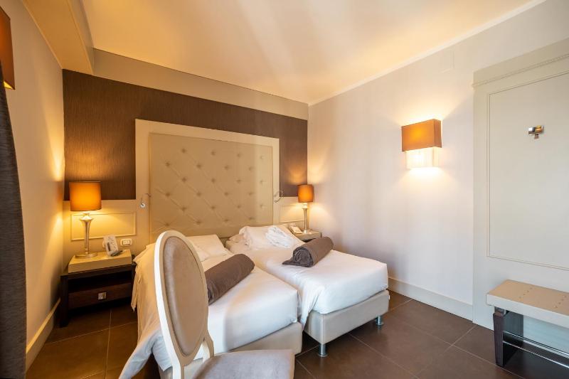 Classic Twin Room image 4