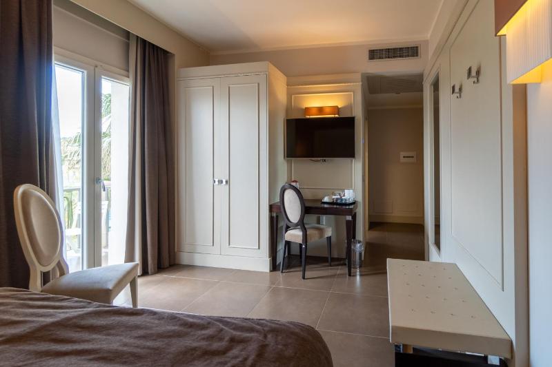 King Room with Balcony image 4