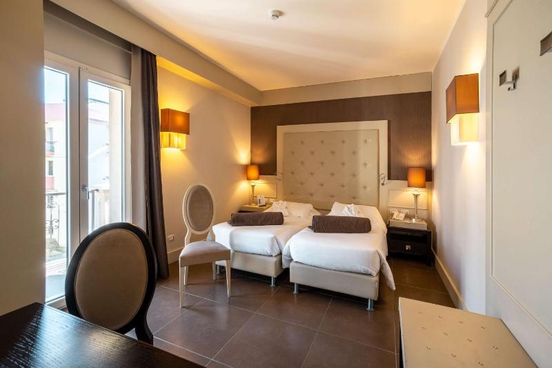 Classic Twin Room image 1