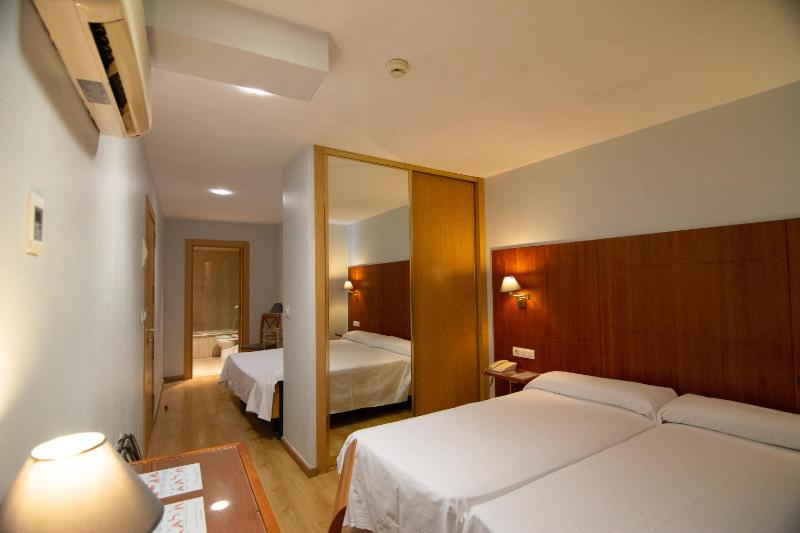 Double Room with Extra Bed image 3