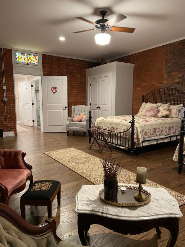 Deluxe Double Room with Bath image 3