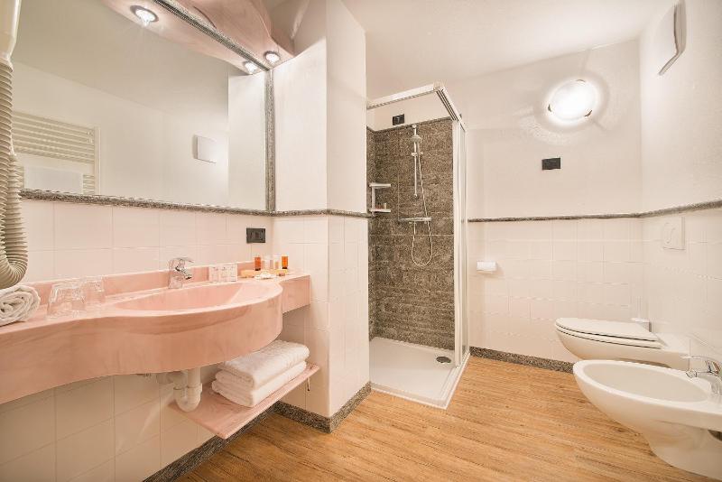 Superior Triple Room image 4
