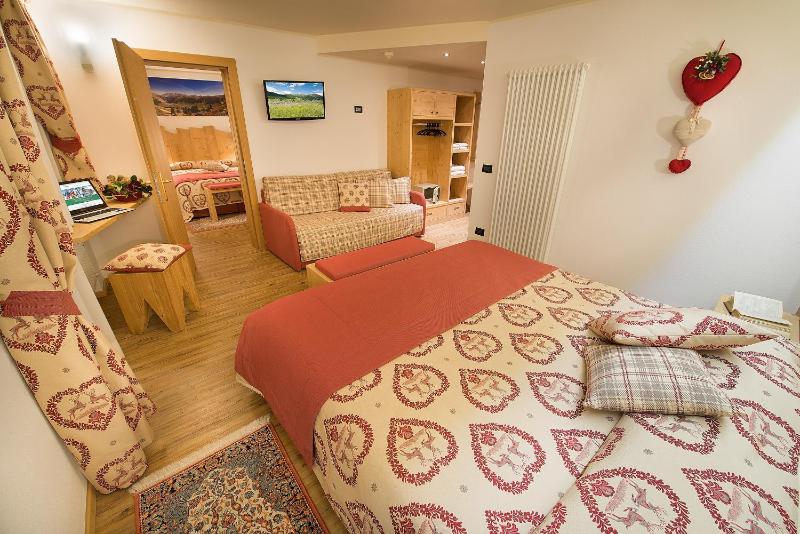 Superior Triple Room image 3