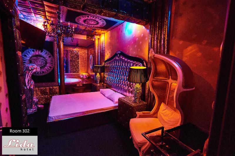 Deluxe Suite with Spa Bath image 2