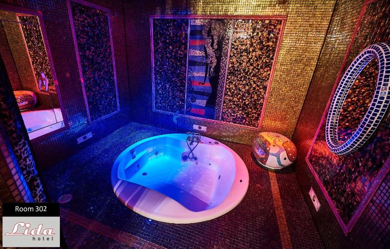 Deluxe Suite with Spa Bath image 3