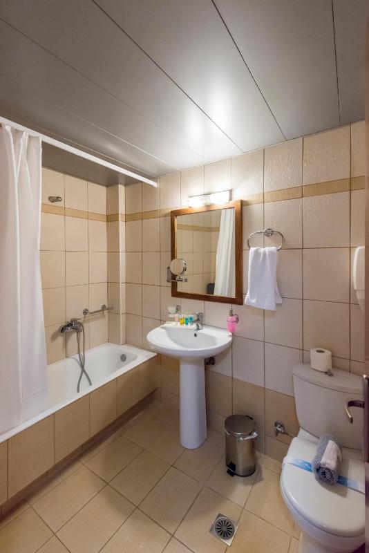 Triple Room with Sea View image 3
