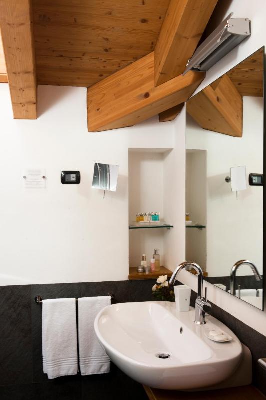 Twin Room image 3