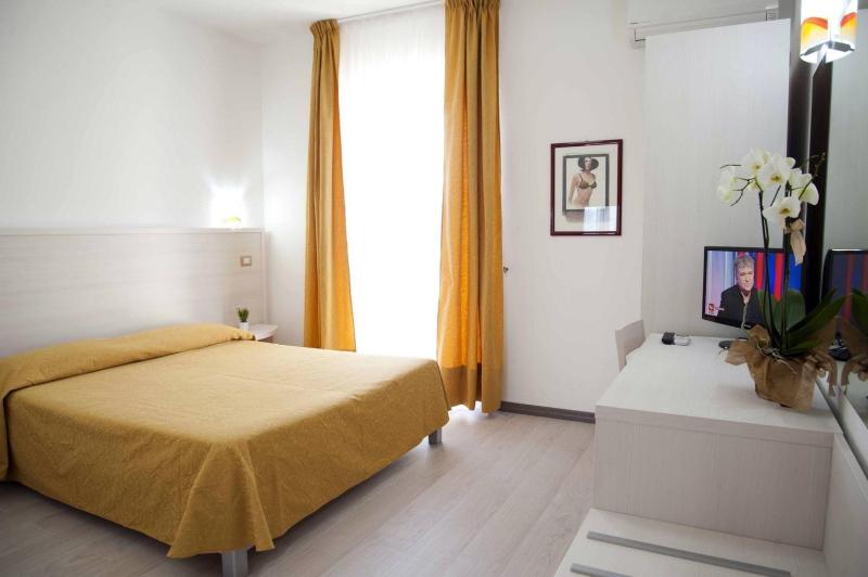 Standard Double or Twin Room with Balcony image 3