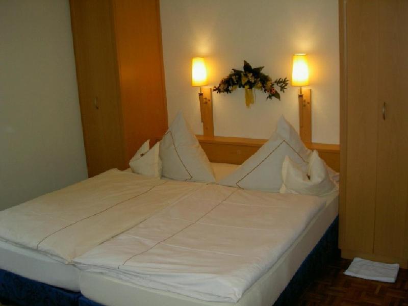 Standard Double Room image 3