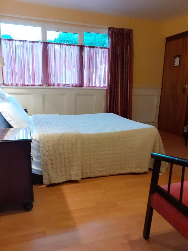 Single Room with Bathroom image 2