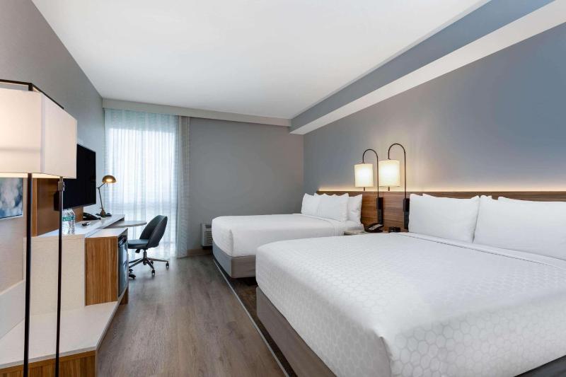 Queen Room with Two Queen Beds - Non-Smoking image 3