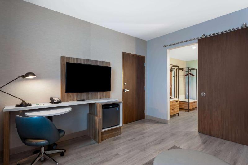 King Room - Non-Smoking image 2