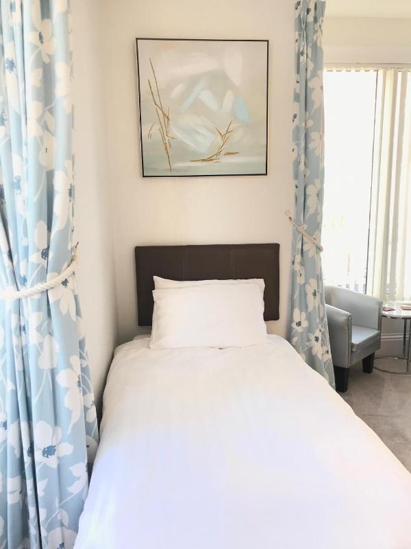 Superior Triple Room image 4