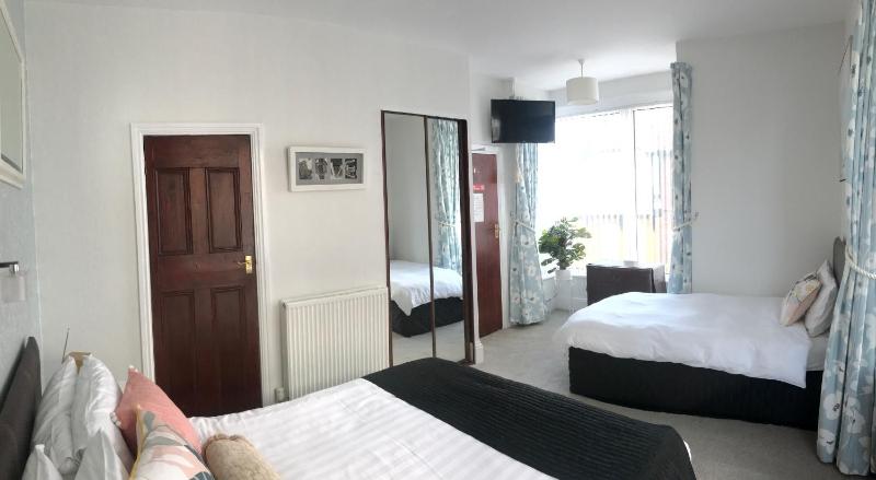 Superior Triple Room image 2