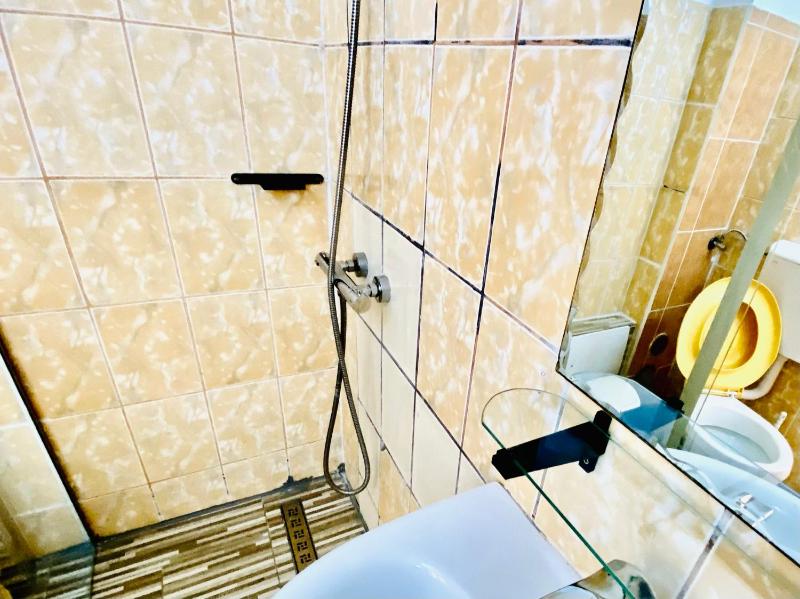 Twin Room with Private Bathroom image 3