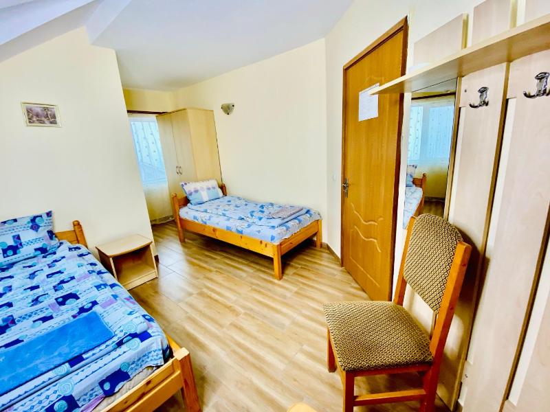 Twin Room with Private Bathroom image 1