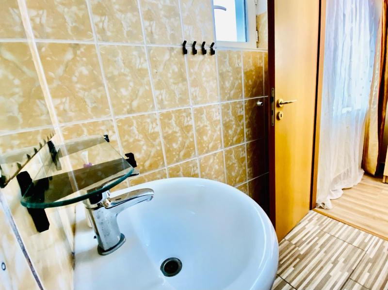 Twin Room with Private Bathroom image 2