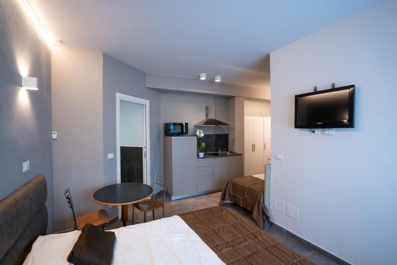 Studio (3 Adults) image 4