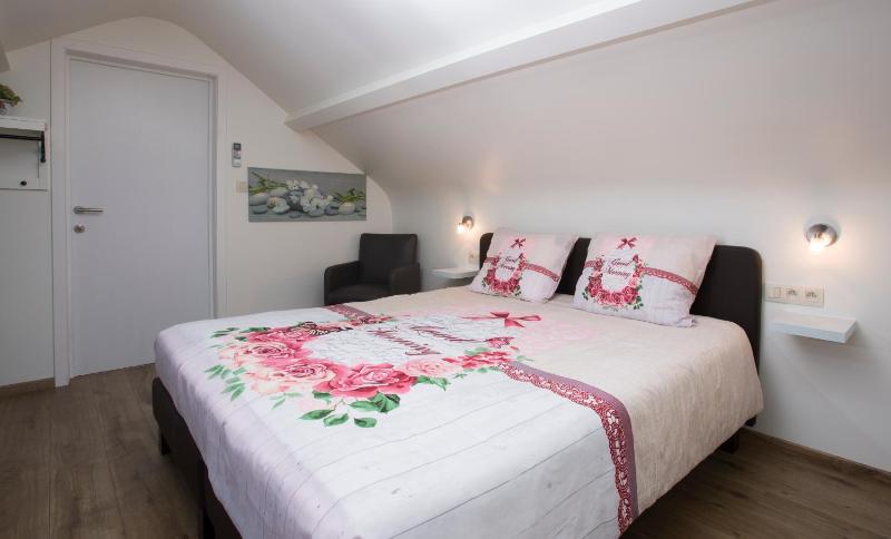 Double Room image 4