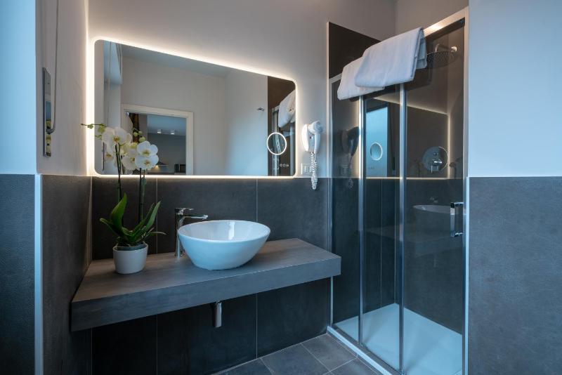 Studio (3 Adults) image 3