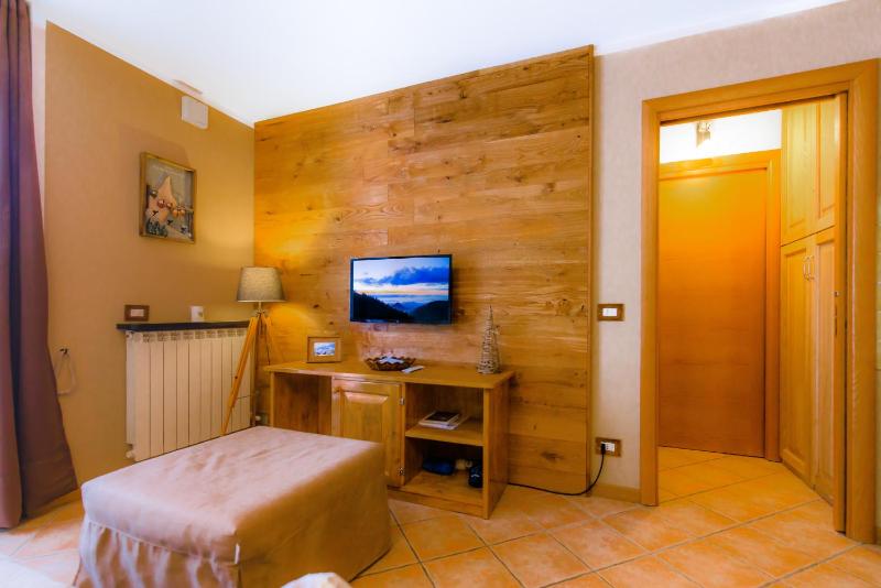 One-Bedroom Apartment image 2