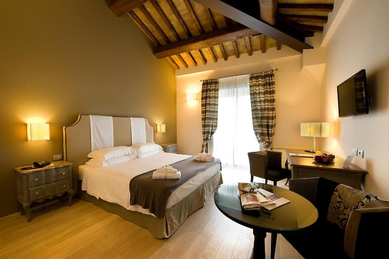 Deluxe Double or Twin Room image 3