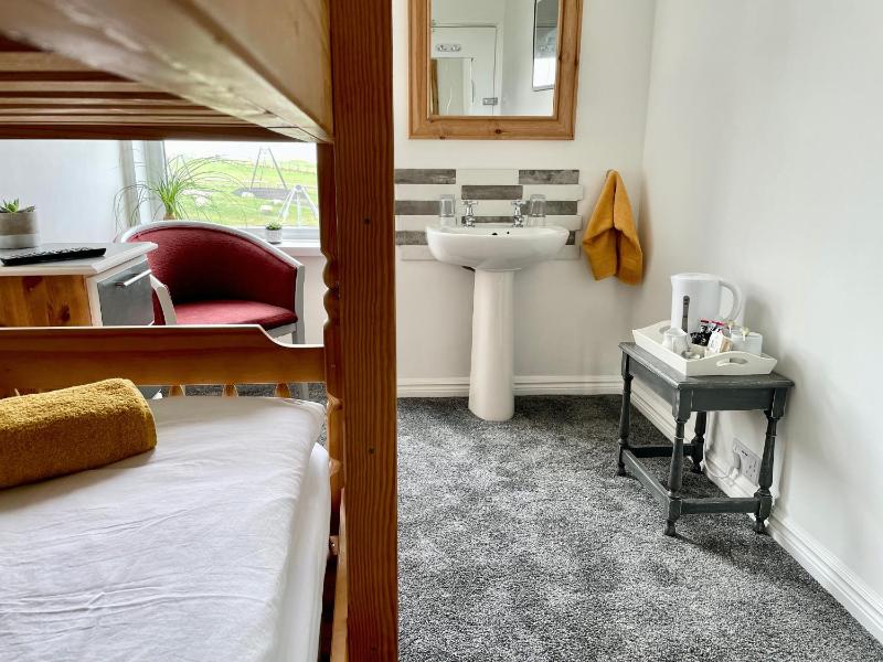 Twin Room Shared Bathroom with Sea View image 4